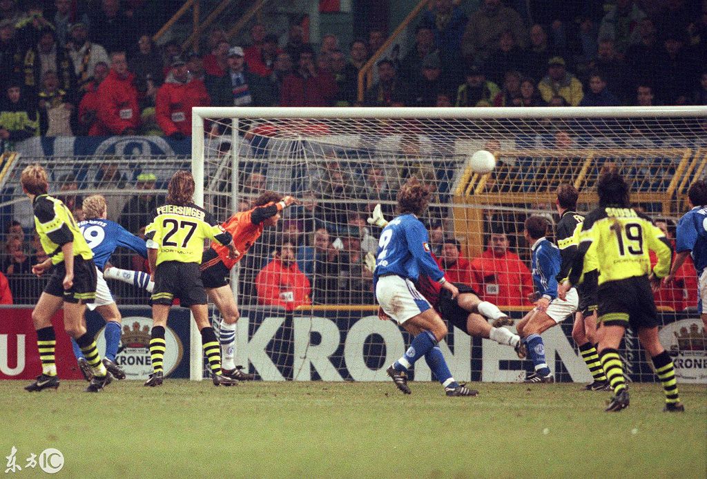 包含沙尔克客场遭遇不敌，惨败于大德比之战的词条