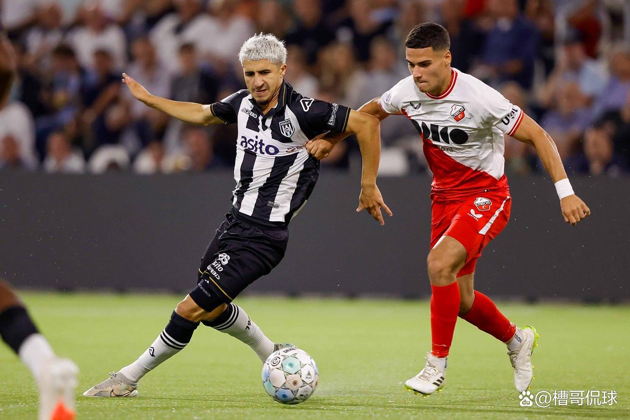 阿贾克斯大胜对手，持续领跑荷甲榜单(阿贾克斯荷甲90大胜 全队8人破门)